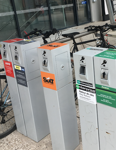 Boîte dépôt de clés sur pied à fixer au sol